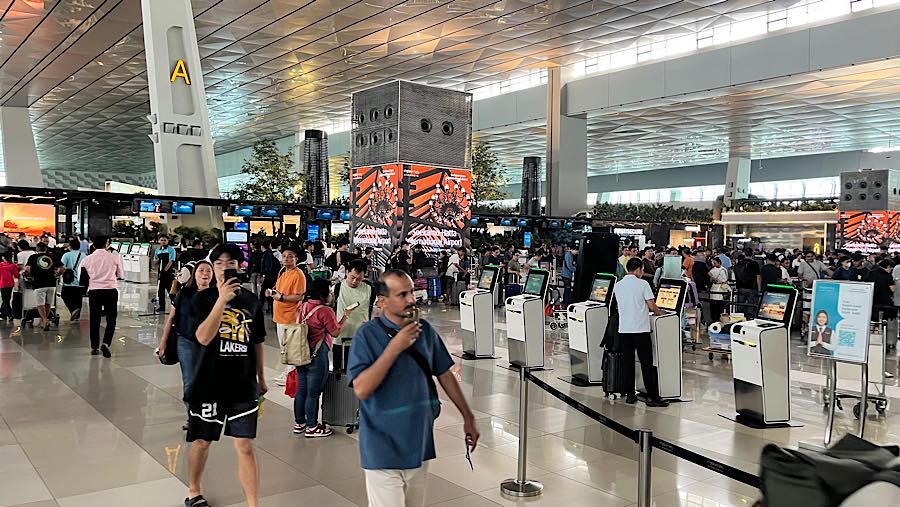 Suasana Terminal 3 Bandara Soekarno-Hatta kembali normal usai penutupan sementara pada Selasa (8/9/2026). (Bloomberg Technoz/Houtmand P. Saragih)