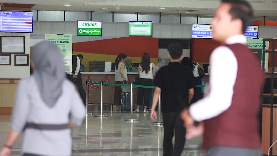 Calon penumpang berjalan menuju area keberangkatan di Bandara Halim Perdanakusuma, Jakarta, Selasa (8/9/2026). (Bloomberg Technoz/Andrean Kristianto)