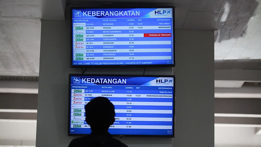 Warga melihat informasi keberangkatan dan kedatangan pesawat di Bandara Halim Perdanakusuma, Jakarta, Selasa (8/9/2026). (Bloomberg Technoz/Andrean K)