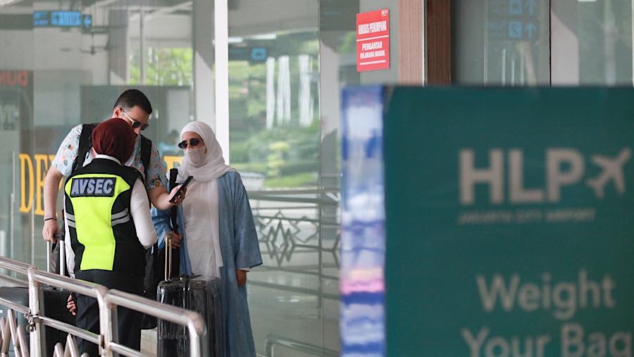 Petugas melakukan pemeriksaan tiket penunpang di Bandara Halim Perdanakusuma, Jakarta, Selasa (8/9/2026). (Bloomberg Technoz/Andrean Kristianto)