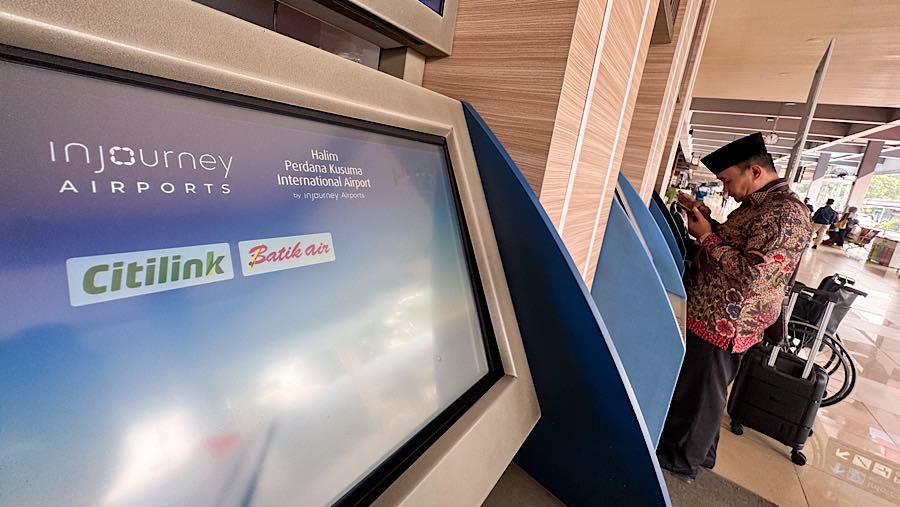 Calon penumpang melakukan check-in mandiri di Bandara Halim Perdanakusuma, Jakarta, Selasa (8/9/2026). (Bloomberg Technoz/Andrean Kristianto)