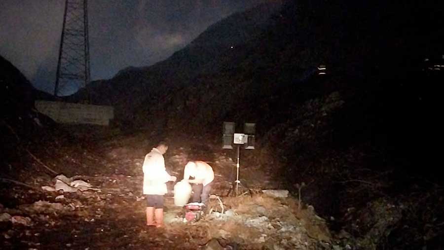 Sejumlah petugas gabungan melakukan upaya pemadaman kebakaran lahan TPA Putri Cempo, Kota Solo, Jawa Tengah (Dok. BNPB)