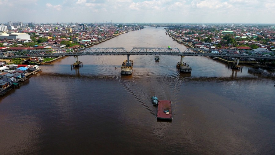 Sebuah tongkang melintasi Sungai Kapuas dalam foto udara yang diambil di Pontianak, Kalimantan Barat./Bloomberg-Dimas Ardian