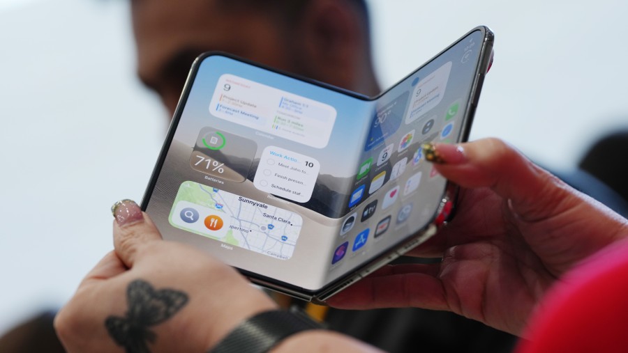 Apple merilis ponsel lipat perdana bernama iPhone Duo. dok: Bloomberg