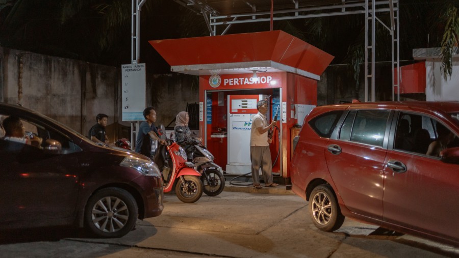 Pelanggan di SPBU mini Pertashop di Bintuhan, Provinsi Bengkulu, Indonesia./Bloomberg-Muhammad Fadli