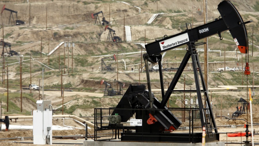 Pompa minyak dengan teknologi EOR berdiri di ladang minyak Kern River milik Chevron Corp. di Bakersfield, California./Bloomberg-Ken James