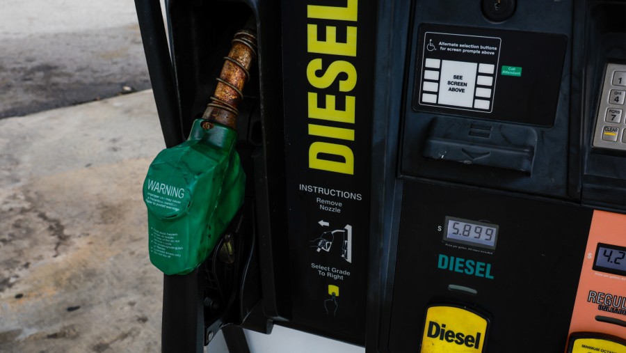 Harga bahan bakar diesel yang tertera pada pompa di SPBU 7-Eleven di Miami, Florida./Bloomberg-Eva Marie Uzcategui