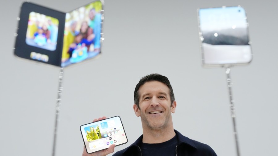 CEO John Ternus memaerkan iPhone Duo, HP lipat terbaru Apple. dok: Bloomberg