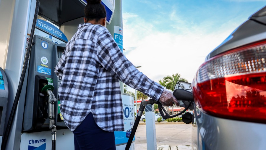 Seorang pengemudi mengisi bahan bakar kendaraannya dengan bensin biasa di sebuah SPBU Chevron di Miami, Florida, AS./Bloomberg-Zak Bennett