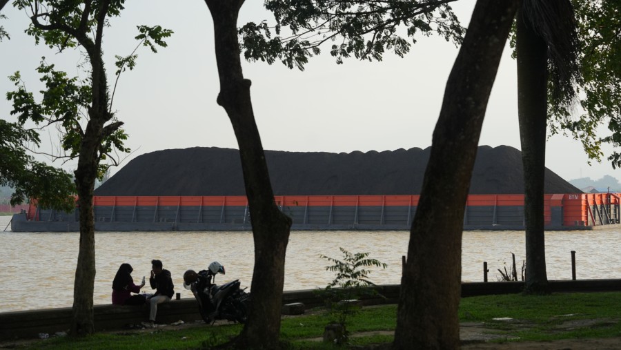 Sebuah tongkang yang mengangkut batu bara di Sungai Mahakam di Samarinda, Kalimantan Timur, Indonesia./Bloomberg-Dimas Ardian