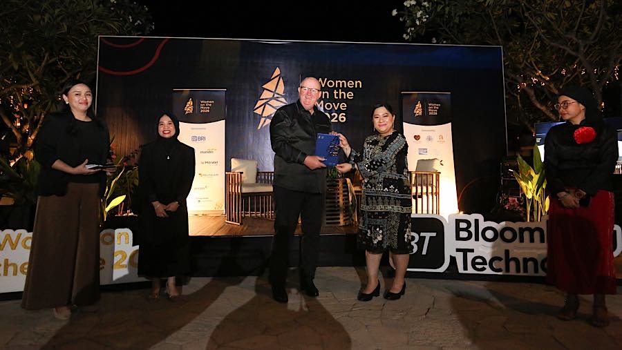 Direktur Keuangan dan Manajemen Risiko Antam, Arini Kasmira saat berbicara dalam Intimate Dinner Women on The Move 2026 di Lombok, Sabtu (12/9/2026).