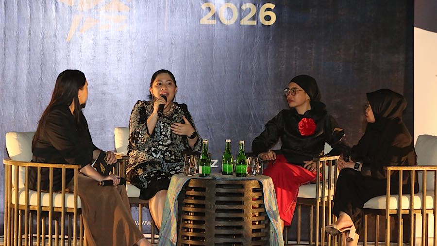 Direktur Keuangan dan Manajemen Risiko Antam, Arini Kasmira saat berbicara dalam Intimate Dinner Women on The Move 2026 di Lombok, Sabtu (12/9/2026).