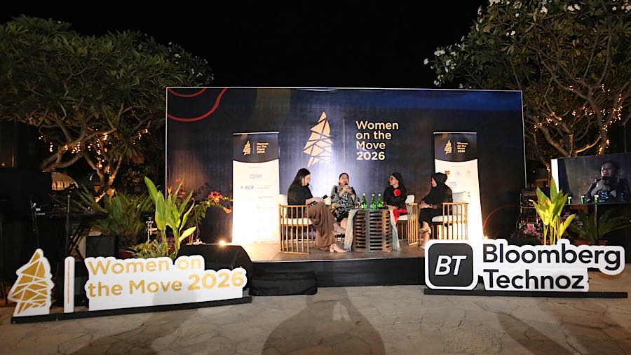 Direktur Keuangan dan Manajemen Risiko Antam, Arini Kasmira saat berbicara dalam Intimate Dinner Women on The Move 2026 di Lombok, Sabtu (12/9/2026).