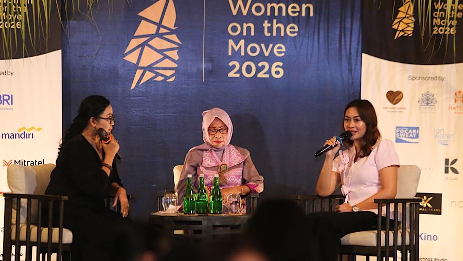 Chief Flight Attendant, TransNusa, Mega Jelita saat berbicara dalam Welcoming Dinner Women on The Move 2026 di Lombok, Jumat (11/9/2026). 