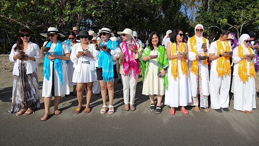 Peserta Women On The Move 2026 mengikuti The Blue Legacy: An Exclusive Ocean Conservation Experience With ANTAM di Lombok, Sabtu (12/9/2026).
