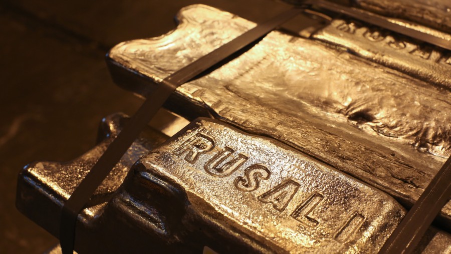 Logo Rusal tertera pada batangan aluminium sebelum didistribusikan di pabrik peleburan aluminium Irkutsk./Bloomberg-Andrey Rudakov
