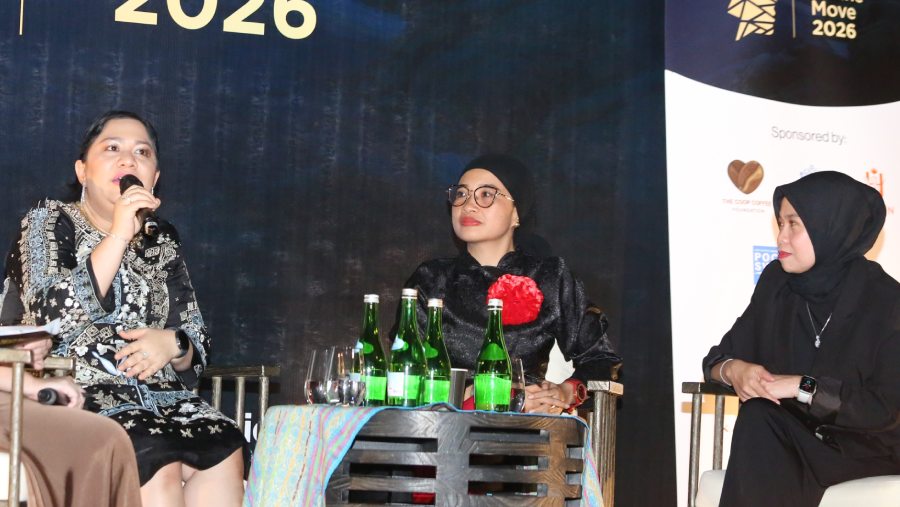 Direktur Keuangan dan Manajemen Risiko Antam, Arini Kasmira saat berbicara dalam Intimate Dinner Women on The Move 2026 di Lombok, Sabtu (12/9/2026).