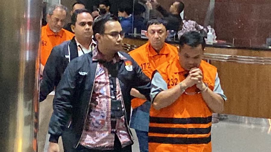 8 orang tersangka OTT di lingkungan ATR/BPN keluar dari gedung KPK, Selasa (15/9/2026). (Bloomberg Technoz/Dovana Hasiana)