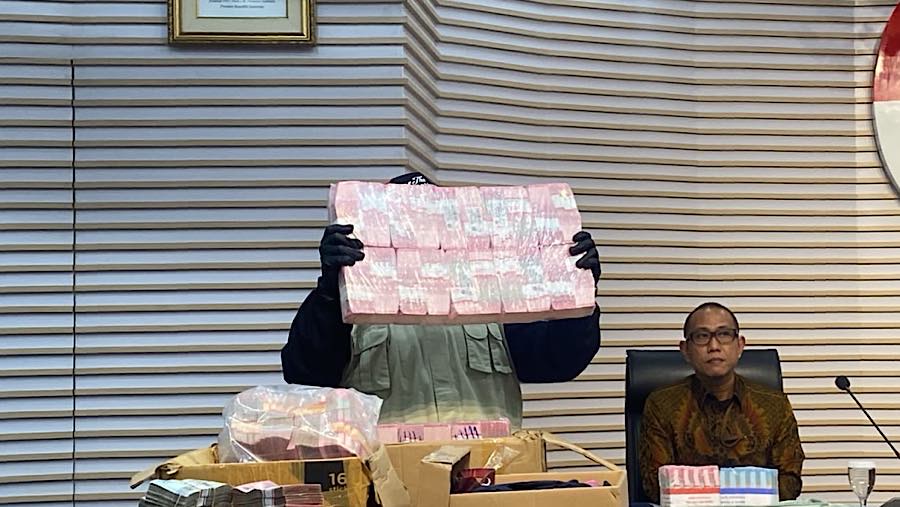 Barang bukti uang tunai hasil OTT di lingkungan ATR/BPN ditunjukkan saat konfrensi pers di KPK, Selasa (15/9/2026). (Bloomberg Technoz/Dovana Hasiana)