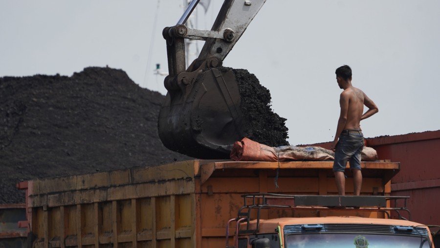 Batu bara dimuat ke truk di Pelabuhan Marunda Karya Citra Nusantara (KCN) di Jakarta, Indonesia./Bloomberg-Dimas Ardian