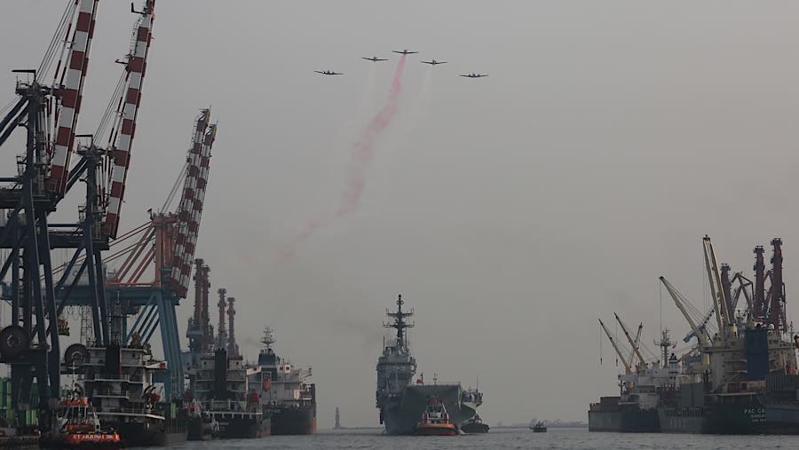 Kapal induk ITS Giuseppe Garibaldi-551 tiba di Dermaga 107 Pelabuhan Tanjung Priok, Jumat (18/9/2026). (Bloomberg Technoz/Andrean Kristianto)