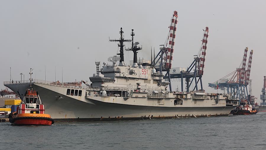 Kapal induk ITS Giuseppe Garibaldi-551 bersandar di Dermaga 107 Pelabuhan Tanjung Priok, Jumat (18/9/2026). (Bloomberg Technoz/Andrean Kristianto)