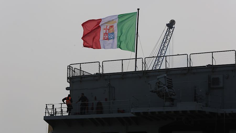 Kapal induk ITS Giuseppe Garibaldi-551 bersandar di Dermaga 107 Pelabuhan Tanjung Priok, Jumat (18/9/2026). (Bloomberg Technoz/Andrean Kristianto)
