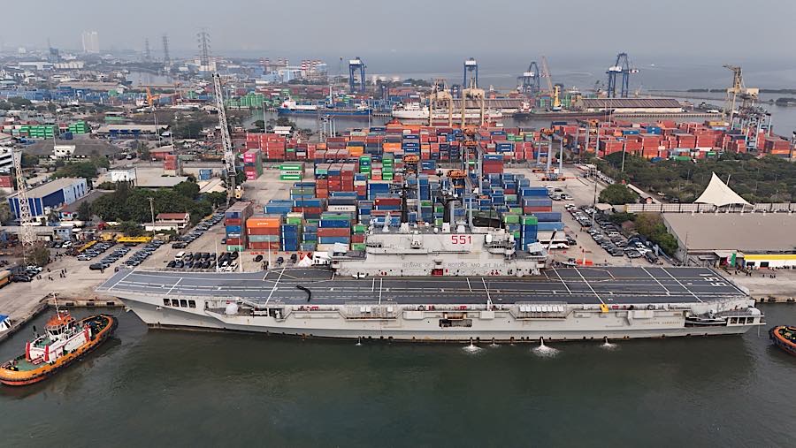 Kapal ini bakal difungsikan untuk membawa helikopter ke wilayah terdampak bencana. (Bloomberg Technoz/Andrean Kristianto)
