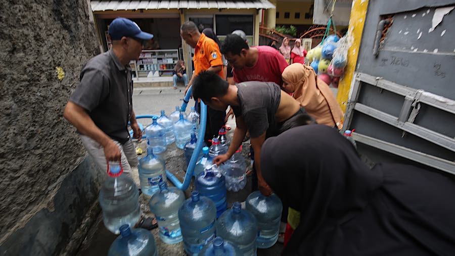 Musim kemarau membuat sejumlah wilayah di DKI Jakarta kesulitan mendapatkan air. (Bloomberg Technoz/Andrean Kristianto)