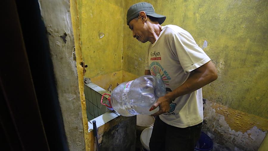 Bantuan dari BPBD Jakarta Selatan dimanfaatkan warga untuk mengisi bak kamar mandi hingga kebutuhan lainnya. (Bloomberg Technoz/Andrean Kristianto)