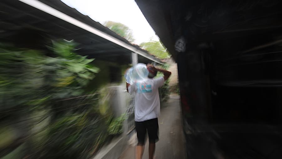 Di Lenteng Agung, Jakarta Selatan terdapat 10 RT yang mengalami kesulitan air untuk kehidupan sehari-hari. (Bloomberg Technoz/Andrean Kristianto)