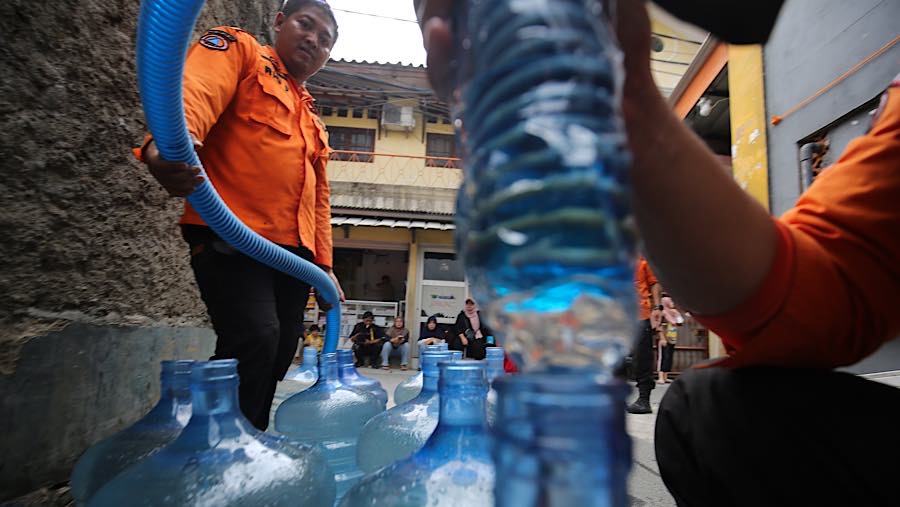 Kesulitan mendapatkan air bersih tersebut kemudian mendapat perhatian BPBD Jakarta Selatan. (Bloomberg Technoz/Andrean Kristianto)