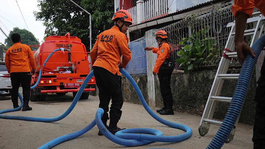 Kondisi itu terjadi ketika sejumlah wilayah Jakarta berada dalam status Awas untuk potensi kekeringan meteorologis. (Bloomberg Technoz/Andrean K)