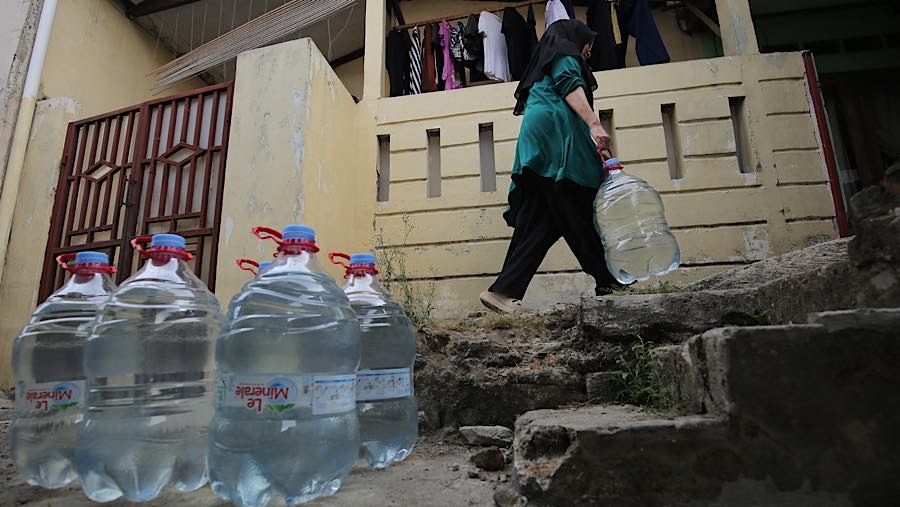 Warga mengaku sudah kesulitan air sejak bulan Agustus sehingga menghambat aktivitas sehari-hari. (Bloomberg Technoz/Andrean Kristianto)