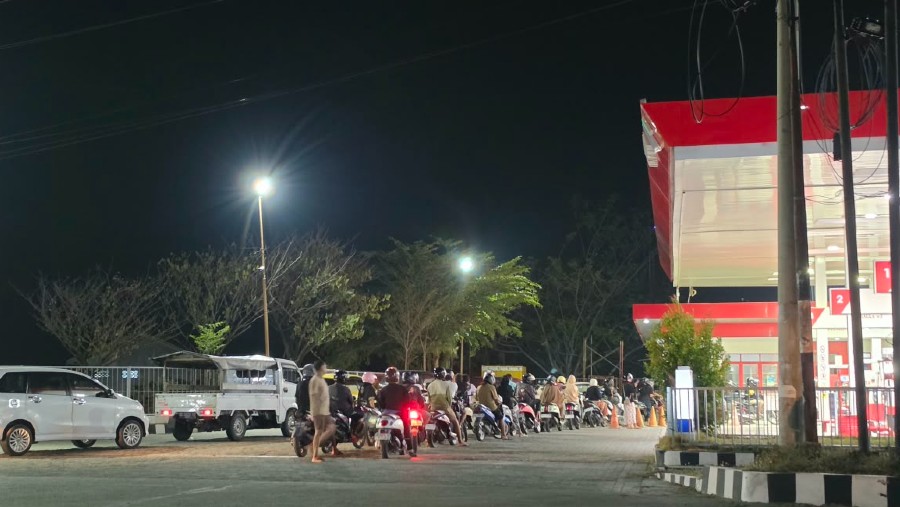 Antrean BBM di salah satu SPBU Pertamina di Palu, Sulawesi Tengah, Minggu (20/9/2026) malam./dok. Bloomberg Technoz