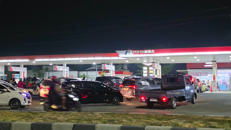 Antrean BBM di salah satu SPBU Pertamina di Palu, Sulawesi Tengah, Minggu (20/9/2026) malam./dok. Bloomberg Technoz
