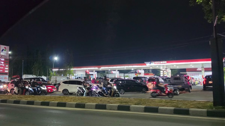 Antrean BBM di salah satu SPBU Pertamina di Palu, Sulawesi Tengah, Minggu (20/9/2026) malam./dok. Bloomberg Technoz