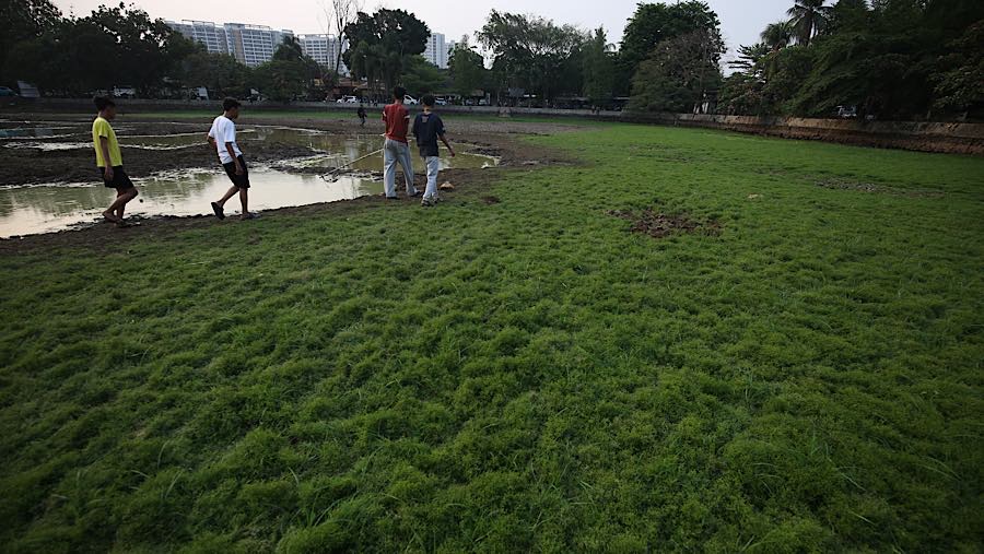 Warga melintasi dasar danau Cinere di Pangkalan Jati, Cinere, Jawa Barat, Senin (21/9/2026) (Bloomberg Technoz/Andrean Kristianto)