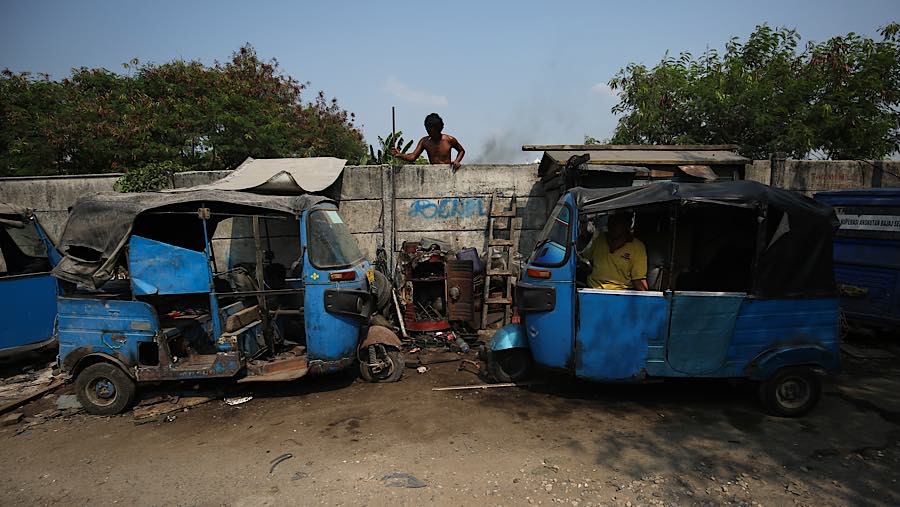 Di sebuah gang di Jalan Makmur, Duri Pulo, Gambir, Jakarta Pusat, deretan kendaraan roda tiga ini menggantungkan keberlangsungan hidupnya.