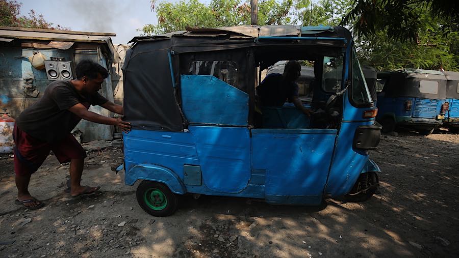 Tangan-tangan cekatan para mekanik di sana sibuk memoles bodi dan merawat mesin agar armada tua ini tetap layak.(Bloomberg Technoz/Andrean Kristianto)