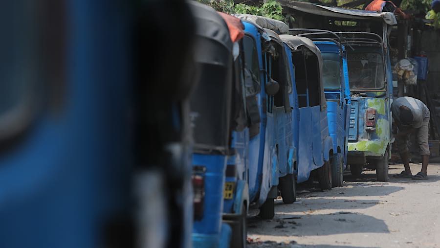 Di tengah kepungan kendaraan modern dan riuh transportasi berbasis aplikasi, bajaj biru masih setia merayap, menjajakan jasa di sudut-sudut Jakarta.