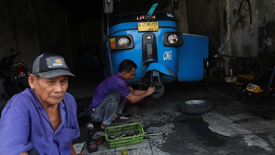 Tempat tersebut menjadi salah satu bengkel andalan bagi bajaj yang mencoba bertahan dari gempuran zaman. (Bloomberg Technoz/Andrean Kristianto)