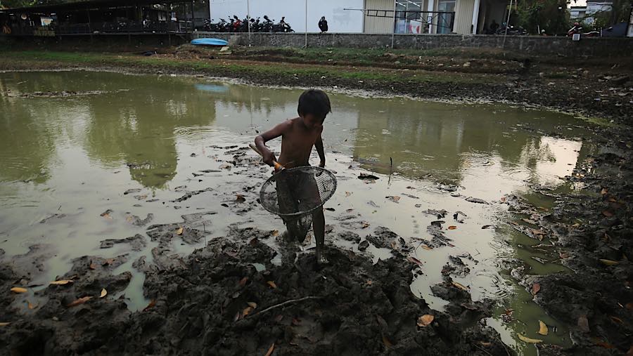 Warga mencari ikan di dasar danau Cinere di Pangkalan Jati, Cinere, Jawa Barat, Senin (21/9/2026) (Bloomberg Technoz/Andrean Kristianto)