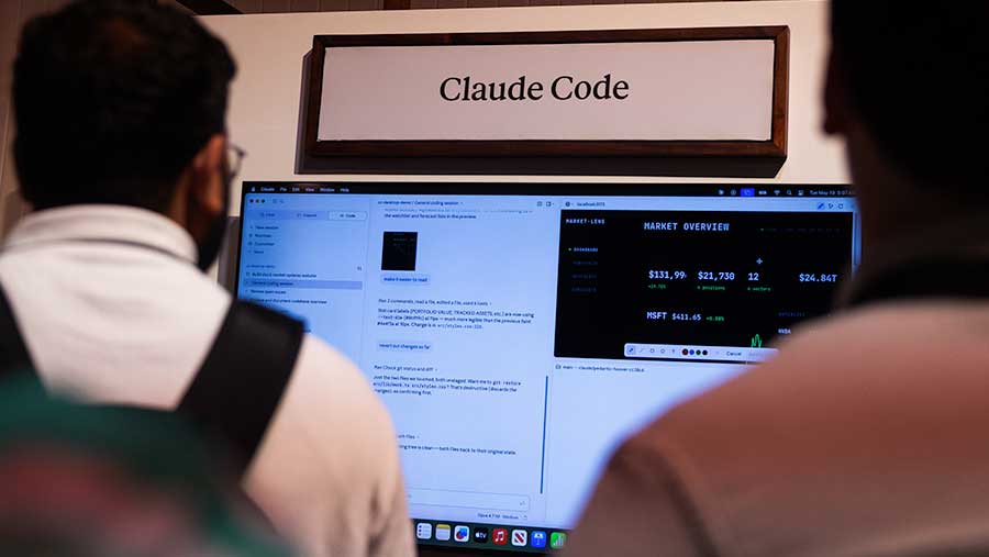 Demonstrasi perangkat lunak Claude Code Anthropic di konferensi pengembang di London. (Chris Ratcliffe/Bloomberg)