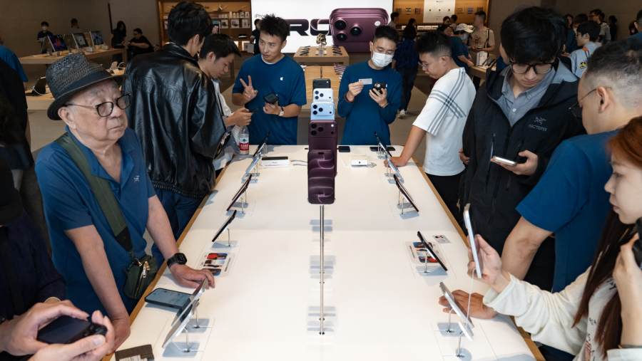 iPhone 18 Pro dalam perilisan perdana di pasar China, berlokasi di Beijing. (Bloomberg)