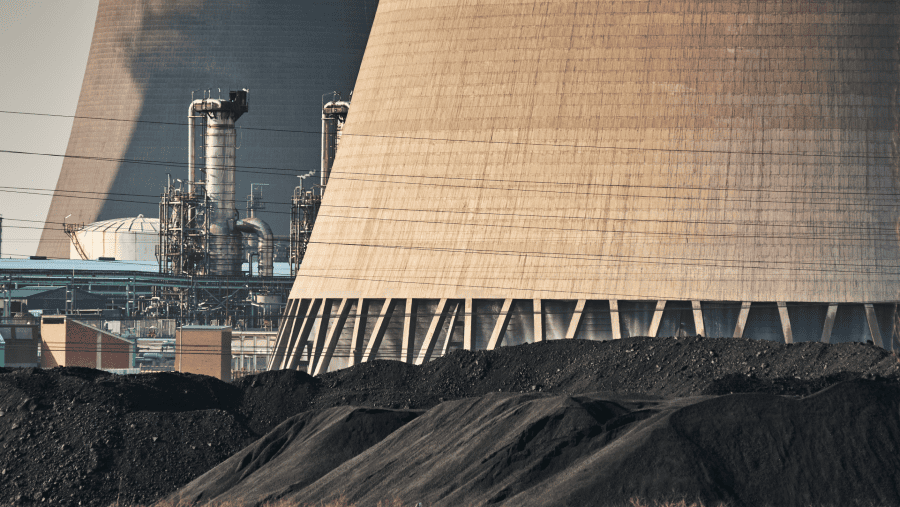 Pasokan batu bara di dekat menara pendingin di pabrik utama Sasol Ltd. yang menggunakan proses gasifikasi untuk memproduksi bahan bakar./Bloomberg