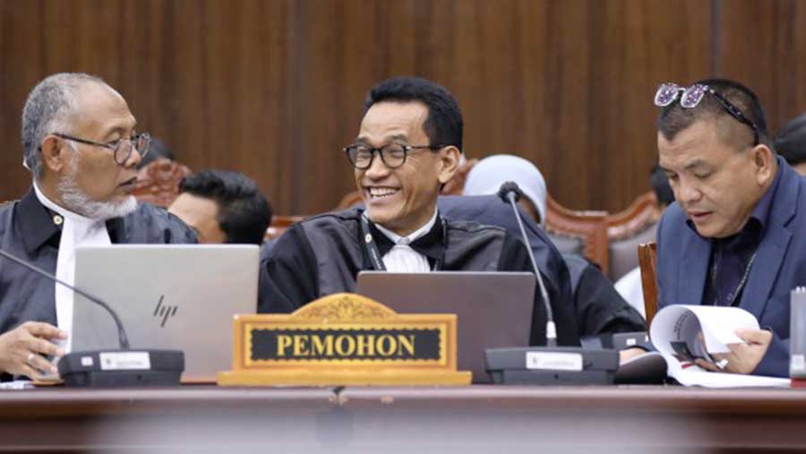 Denny Indrayana, Refli Harun, dan Bambang Widjojanto Gugat Keabsahan Wapres Gibran. (Dok. MKRI)