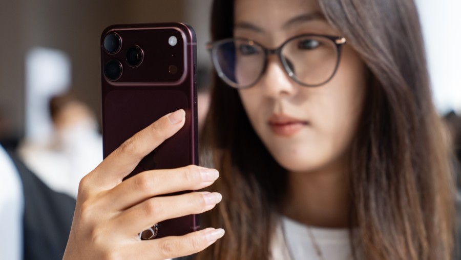 iPhone 18 Pro dalam perilisan perdana di pasar China, berlokasi di Beijing. (Bloomberg)