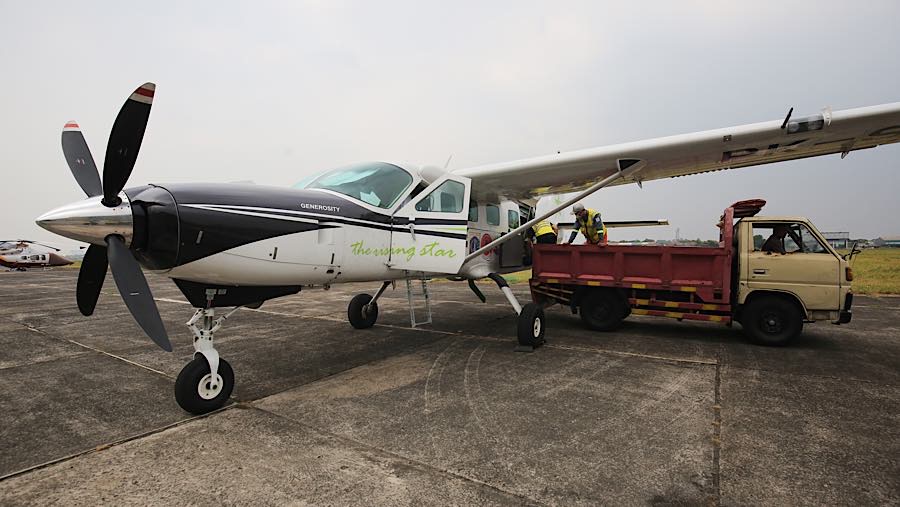 Petugas memasukkan garam (NaCl) untuk Operasi Modifikasi Cuaca (OMC) di Bandara Pondok Cabe, Banten, Selasa (22/9/2026). (Bloomberg Technoz/Andrean K)