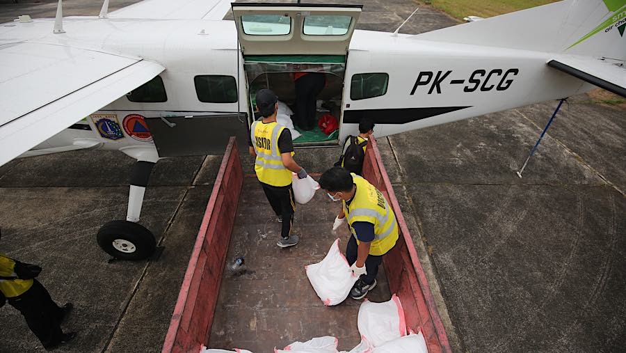 Operasi Modifikasi Cuaca (OMC) tersebut dengan menyemai garam ke awan sebagai salah satu upaya untuk memicu turunnya hujan. (Bloomberg Technoz/Andre)